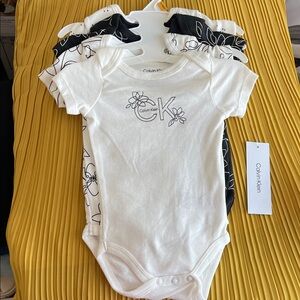 NWT Calvin Klein White and Black Bodysuit Set size 0/3